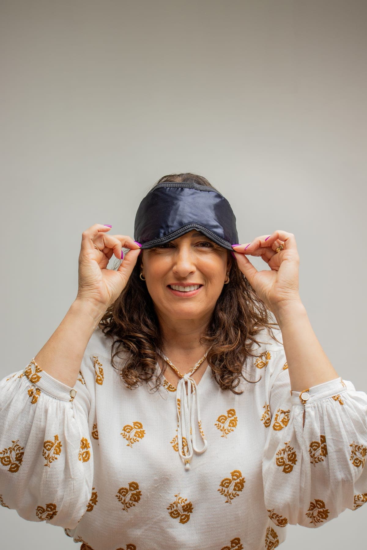 Silvana colocando a máscara de dormir magnética Time to Relax